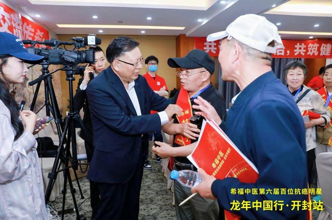 九游app入口：肠癌术后三年肺转移他边化疗边喝中药6年后爱上自驾游(图2)