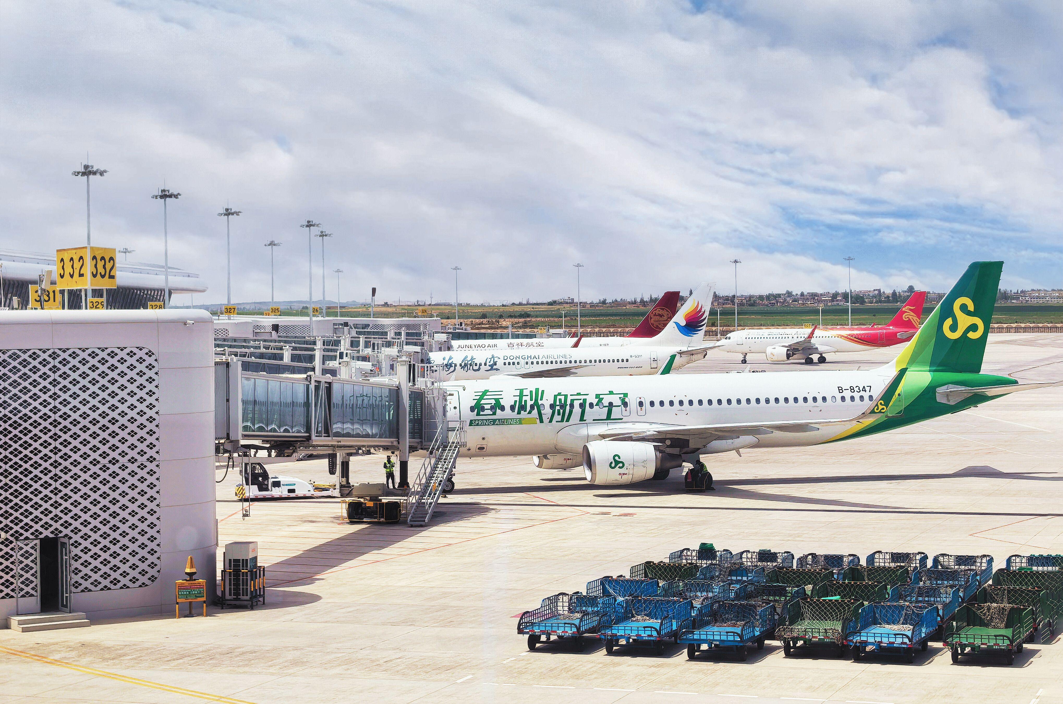 “支支串飞”织密空中丝路陇原空港绘就文旅画卷！甘肃省民航机场集团激活支线机场活力(图1)