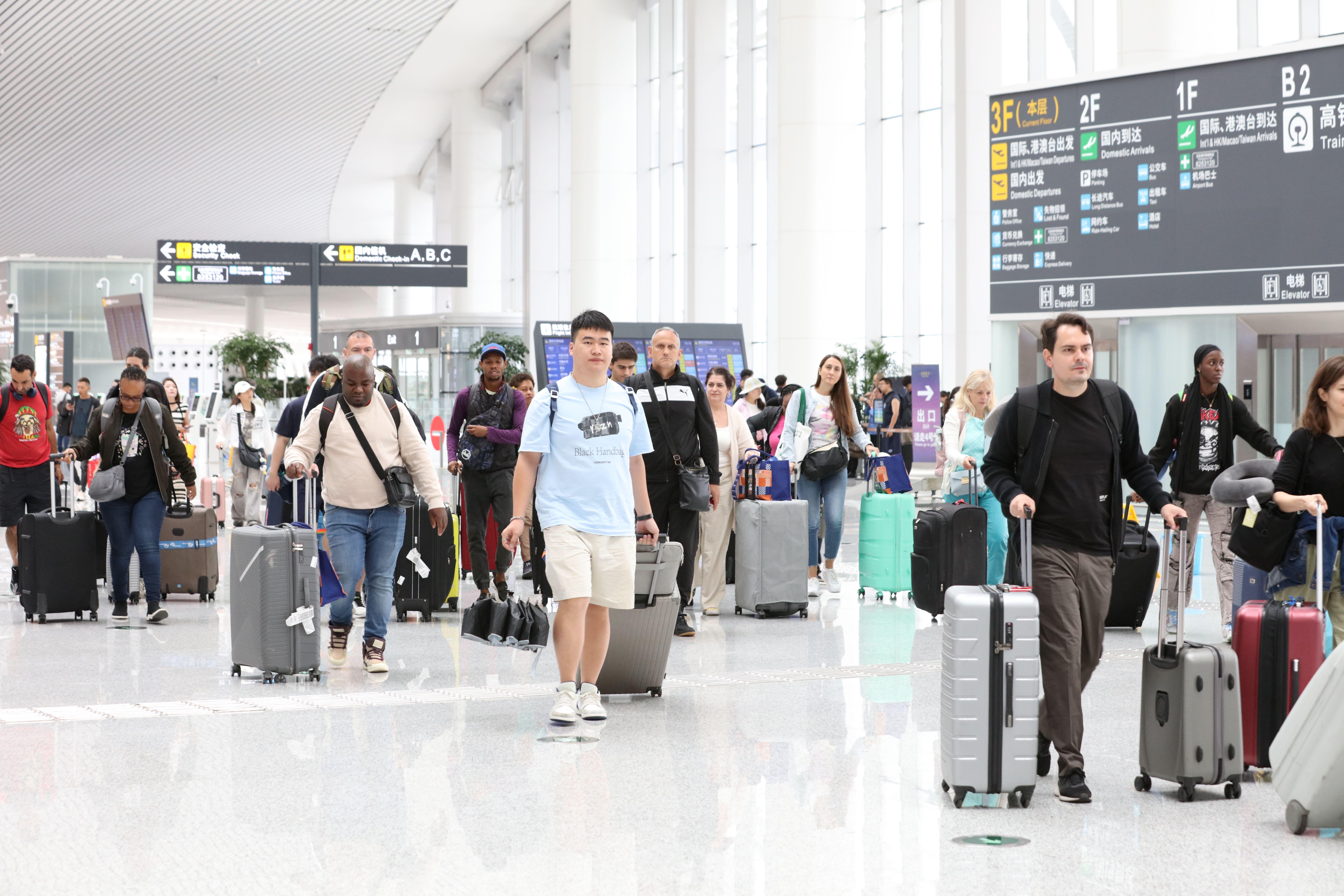 “支支串飞”织密空中丝路陇原空港绘就文旅画卷！甘肃省民航机场集团激活支线机场活力(图2)