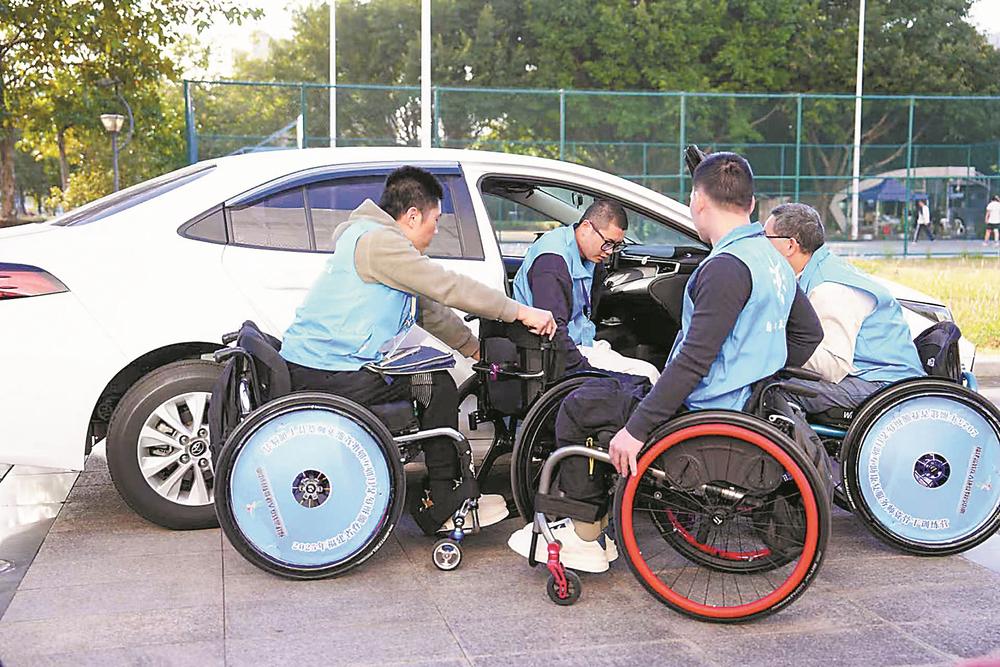 九游体育：风雨中励志轮椅上逐梦(图1)