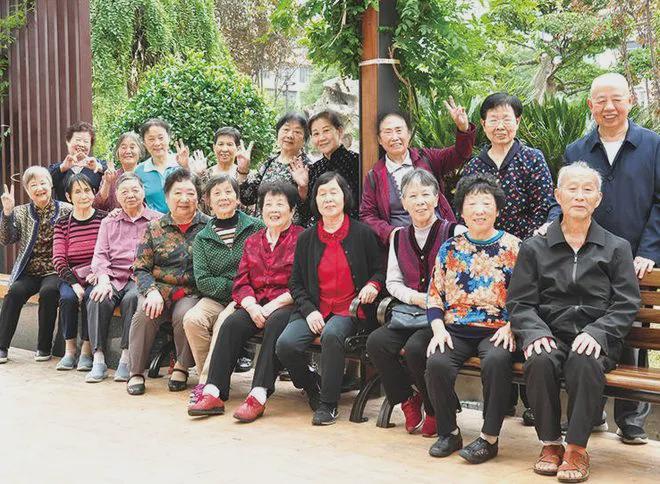 70岁以上老人没必要参加聚会聚餐不和任何人搅在一起最舒坦(图2)