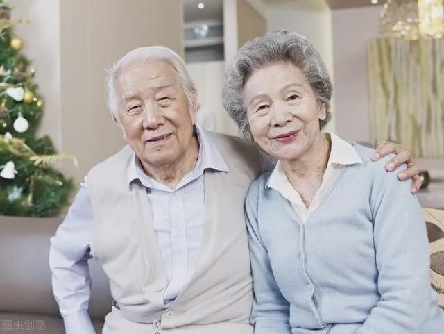 70岁以上老人没必要参加聚会聚餐不和任何人搅在一起最舒坦(图3)