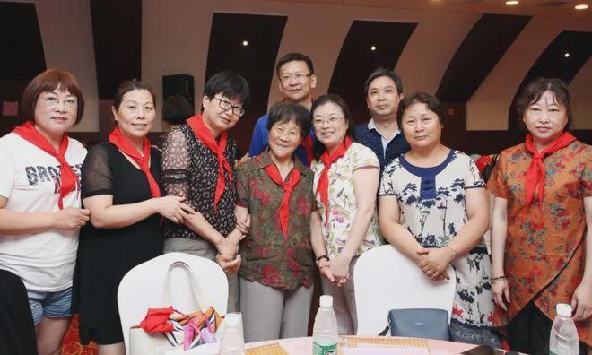 70岁以上老人没必要参加聚会聚餐不和任何人搅在一起最舒坦(图1)