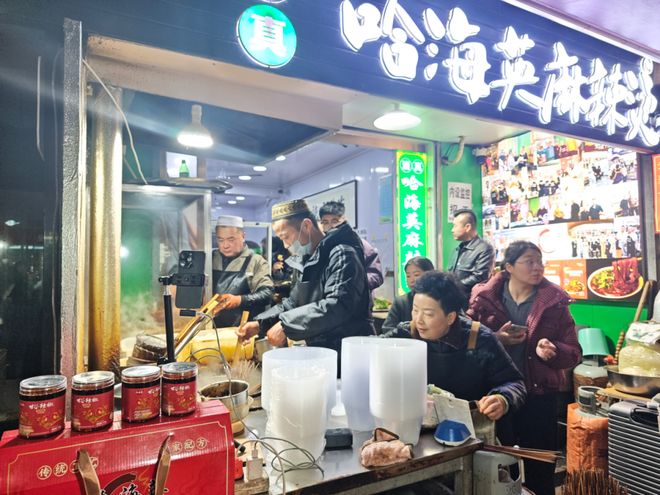 天水麻辣烫爆火两年后“痛苦表情哥”坚持直播：流量虽然退去店里生意还是很好(图1)