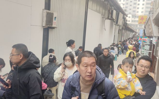 天水麻辣烫爆火两年后“痛苦表情哥”坚持直播：流量虽然退去店里生意还是很好(图2)