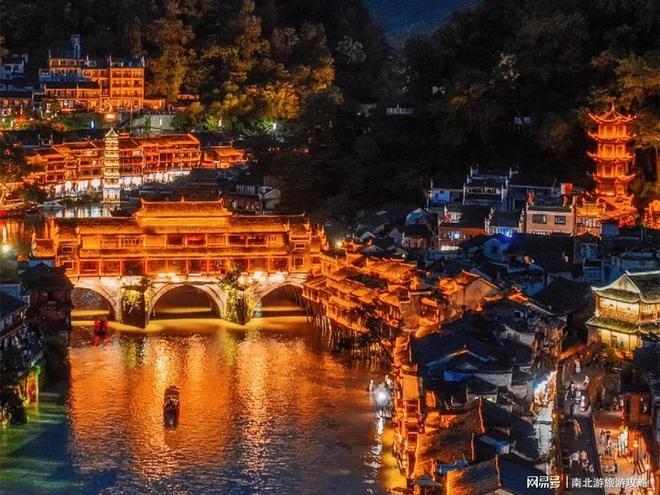 张家界五天怎么玩攻略：森林公园凤凰古城自驾游跟团多少钱？(图2)