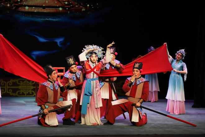 观众群体从“白发”转“青丝”稀有剧种在新时代生长(图1)