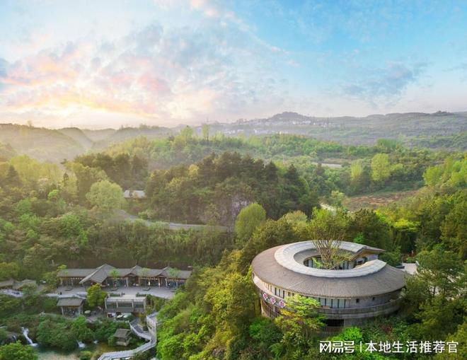 国庆自驾游：穿越最美秋日公路(图2)