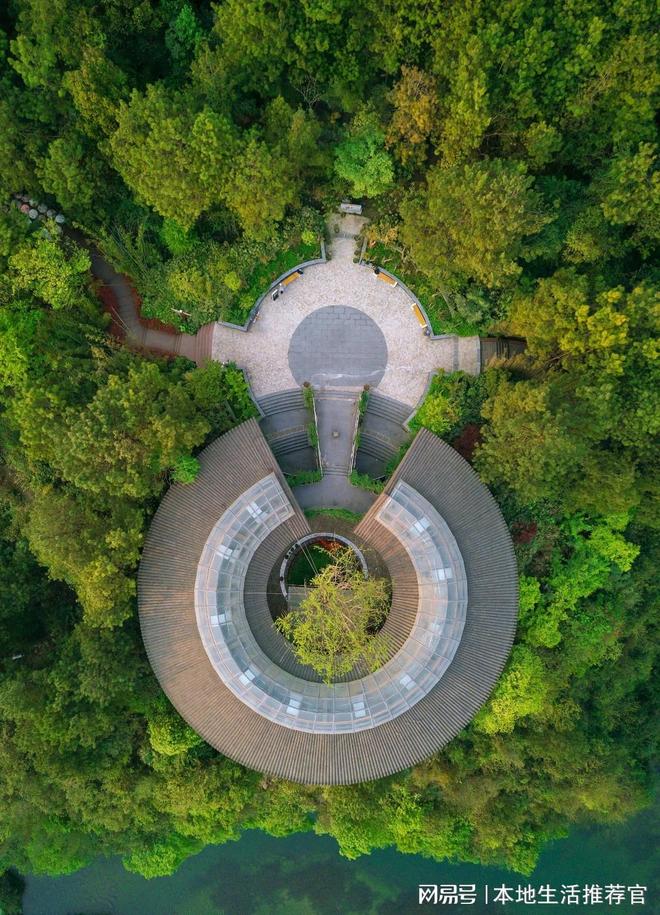 国庆自驾游：穿越最美秋日公路(图1)